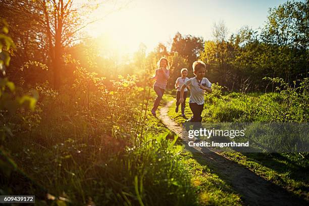 kinder laufen in der natur. - grüne schuhe stock-fotos und bilder