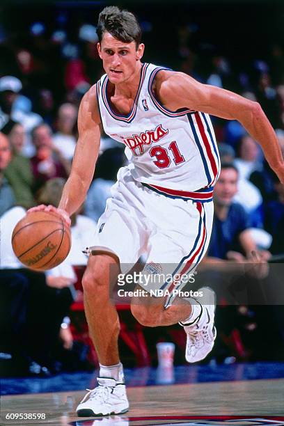Brent Barry of the Los Angeles Clippers drives to the basket during a game in Circa 1998 at the Los Angeles Memorial Sports Arena in Los Angeles,...