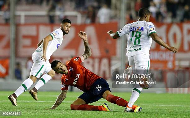 Victor Leandro Cuesta of Independiente fights for the ball with Matheus Biteco of Chapecoense during a first leg match between Independiente and...