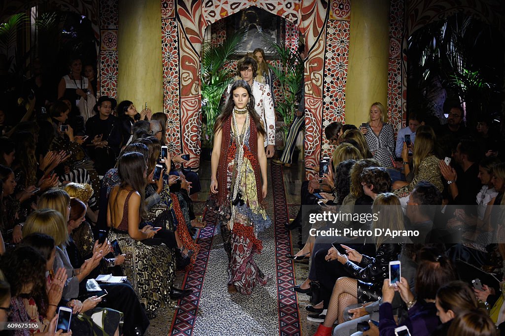 Roberto Cavalli - Runway - Milan Fashion Week SS17