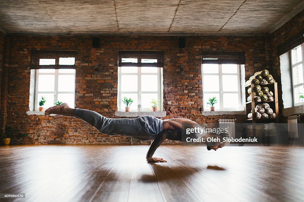 Hombre haciendo yoga en estudio