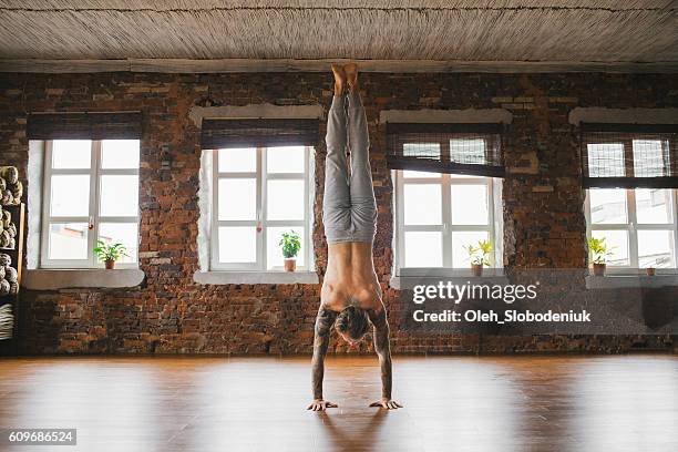 homem fazendo yoga no estúdio - handstand - fotografias e filmes do acervo