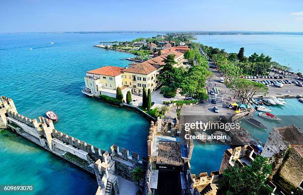 luftaufnahme von sirmione - sirmione gardasee stock-fotos und bilder