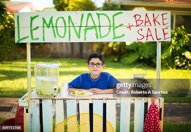 kind verkauft limonade - limonadenstand stock-fotos und bilder