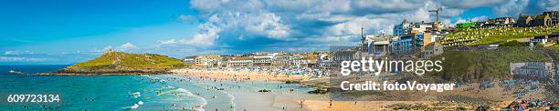 surfers sunbathers seaside ocean resort beach panorama st ives cornwall - st ives cornwall stockfoto's en -beelden