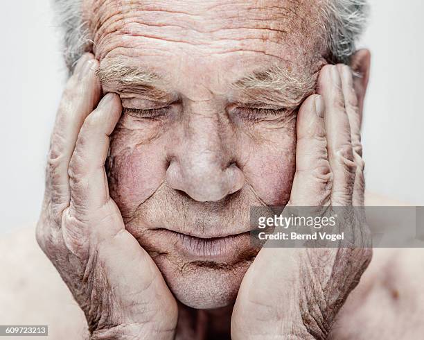 senior man - pain face portrait stockfoto's en -beelden
