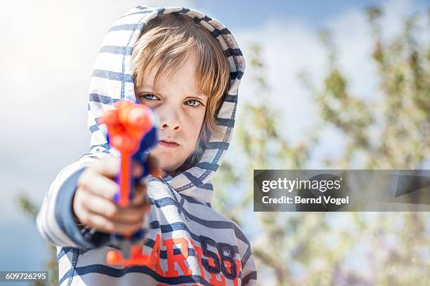 boy enjoying nature - arma de brinquedo imagens e fotografias de stock