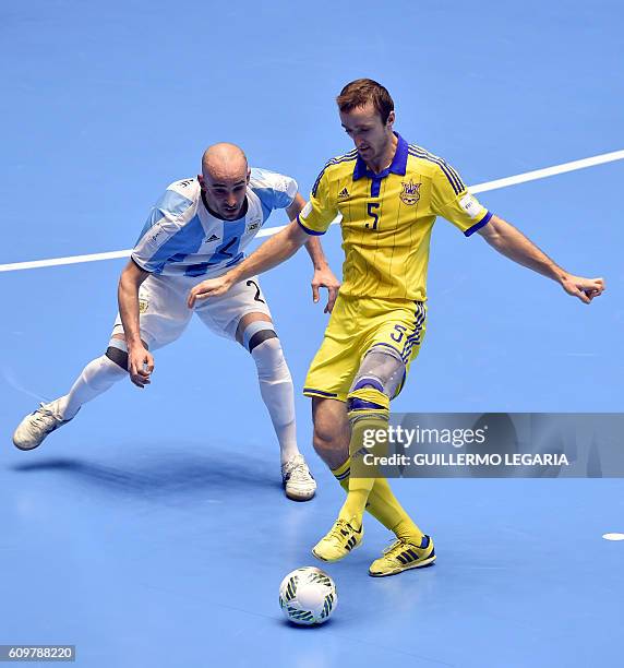 Argentina's Damian Stazzone vies for the ball with Ukraine's Mykola Bilotserkivets during their Colombia 2016 FIFA Futsal World Cup match in...