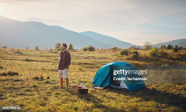 junger mann camping - coffee top view stock-fotos und bilder