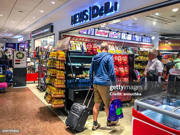 lebensmittelgeschäft am flughafen arlanda, stockholm, schweden - airport shopping stock-fotos und bilder