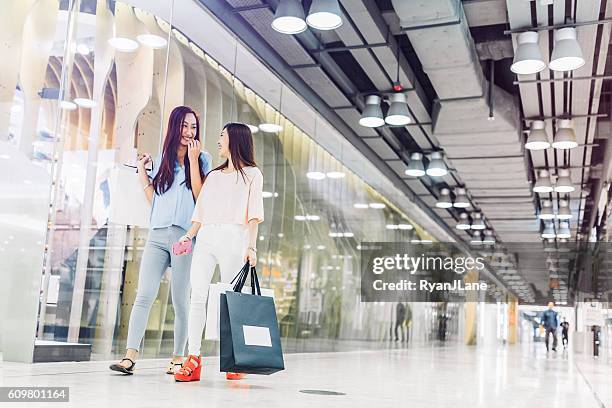 loja de amigos em hong kong - chinese young adults shopping imagens e fotografias de stock