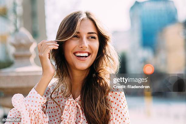 happy woman - stralende lach stockfoto's en -beelden