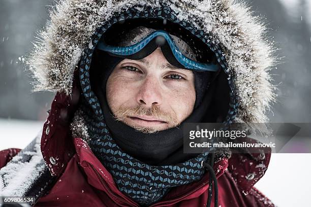 portrait of young skier - parkas stockfoto's en -beelden