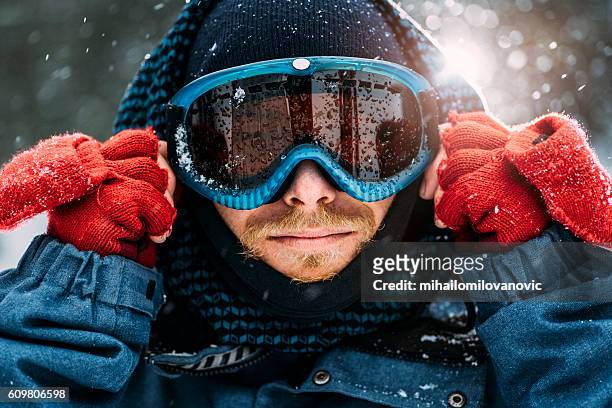 preparación para el paseo en la nieve - gafas de esquí fotografías e imágenes de stock