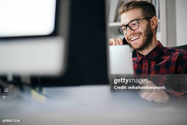 uomo che ha una chiamata emozionante in ufficio - office action foto e immagini stock