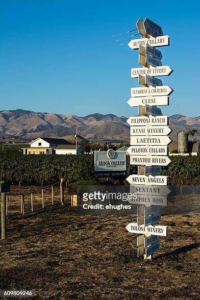 edna valley winery wegweiser - vineyard southern california stock-fotos und bilder