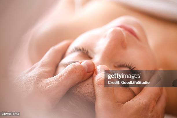 masaje de cabeza  - head massage fotografías e imágenes de stock