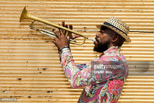 musicista cubano che suona tromba, l'avana, cuba - cultura caraibica foto e immagini stock