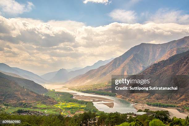 a famous bend of yangtze river in yunnan province, china, first curve of yangtze river , lijiang - yangtze river ストックフォトと画像