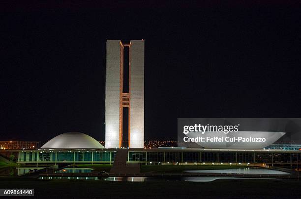 night view on national congress building of brazil in brasilia - congresso nacional imagens e fotografias de stock