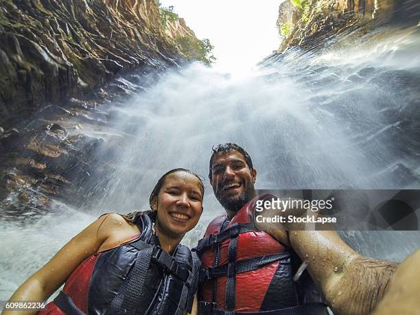 couple selfie in cachoeira do buracao - chapada diamantina - national park - chapada diamantina stock-fotos und bilder