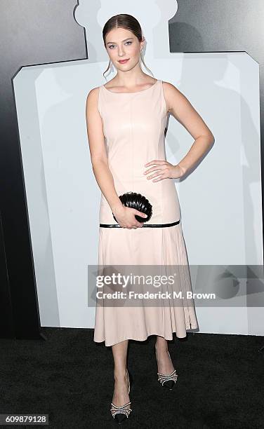 Zoe Levin attends Chanel Dinner Celebrating N 5 L'Eau at the Sunset Tower Hotel on September 22, 2016 in West Hollywood, California.