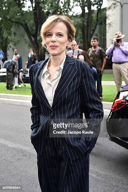 Sonia Bergamasco arrives at the Giorgio Armani show during Milan Fashion Week Spring/Summer 2017 on September 23, 2016 in Milan, Italy.