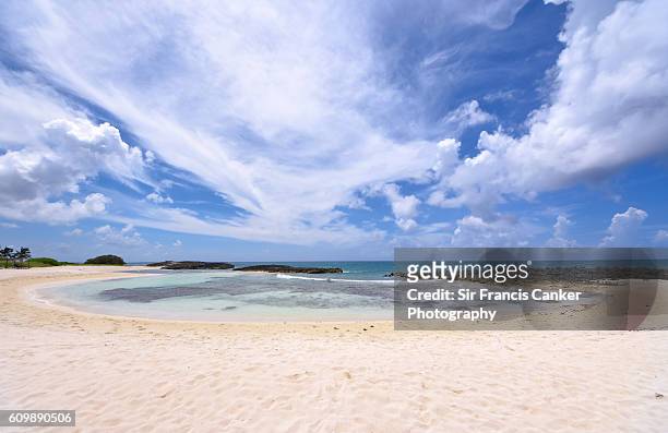 caribbean beach with turquoise waters, white sand and barrier reef in cayo santa maria, cuba - 広角撮影 ストックフォトと画像