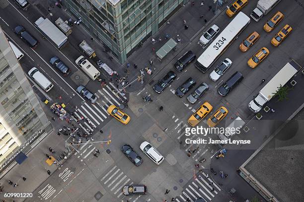 aerial view of a manhattan intersection - centro de nueva york fotografías e imágenes de stock