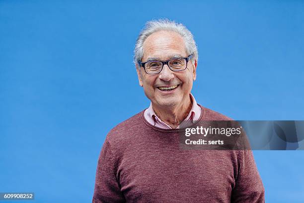 portrait of a smiling senior business man - 有顏色的背景 個照片及圖片檔