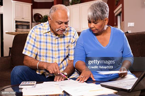 couple de personnes âgées payant des factures mensuelles à la maison. - stéréotype de la classe moyenne photos et images de collection