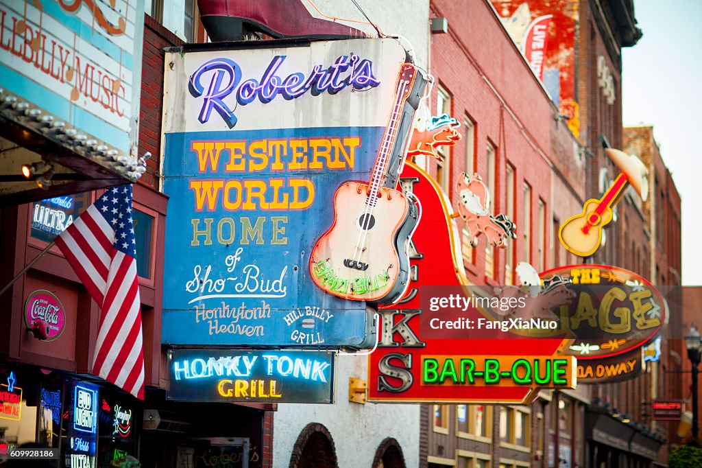 Estabelecimentos de entretenimento musical no centro de Nashville