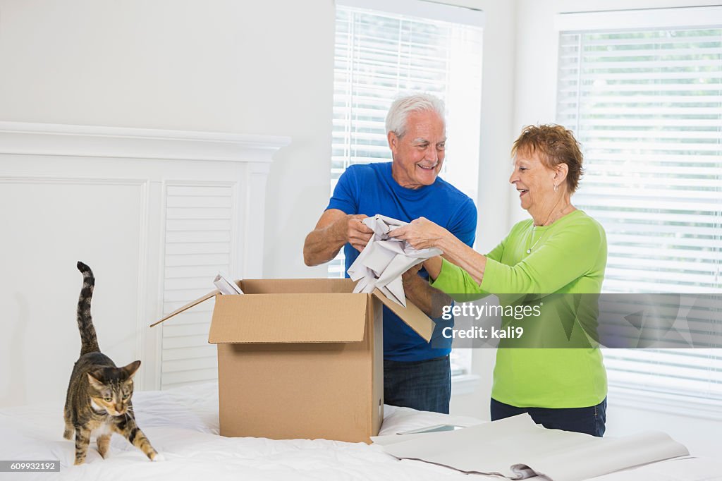 Seniorenpaar Umzug, packen box
