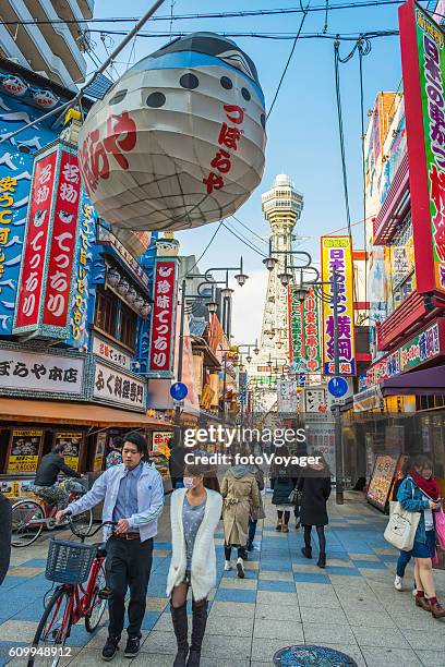 osaka einheimische zu fuß durch bunte shinsekai bezirk tsutenkaku tower japan - osaka shinsekai food stock-fotos und bilder