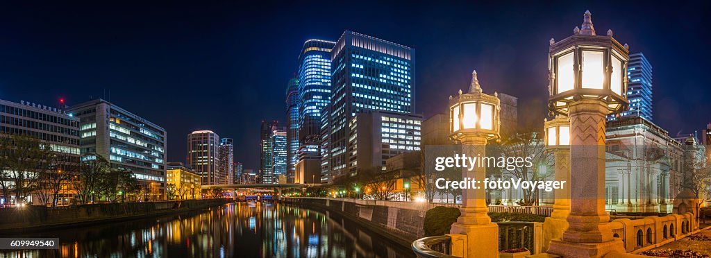 Neon Nacht futuristische Stadtbild Panorama beleuchtet Lampe Osaka Japan