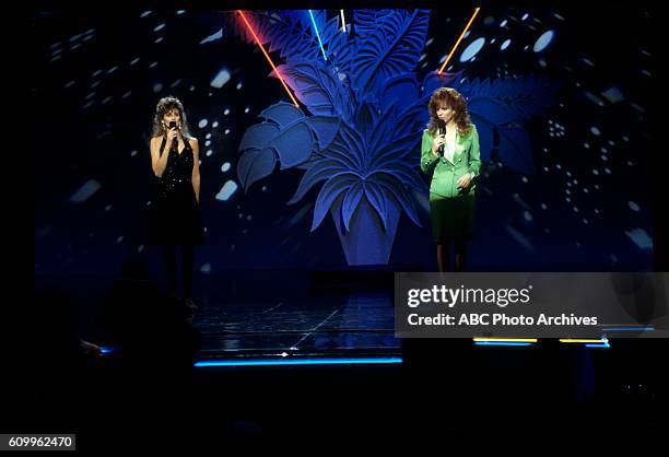 20th Anniversary Special - Airdate: January 25, 1993. L-R: LINDA DAVIS;REBA MCENTIRE