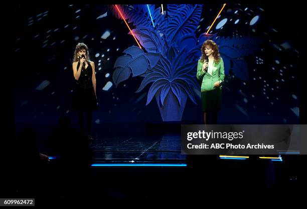 20th Anniversary Special - Airdate: January 25, 1993. L-R: LINDA DAVIS;REBA MCENTIRE