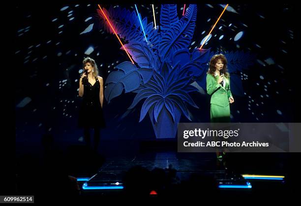 20th Anniversary Special - Airdate: January 25, 1993. L-R: LINDA DAVIS;REBA MCENTIRE