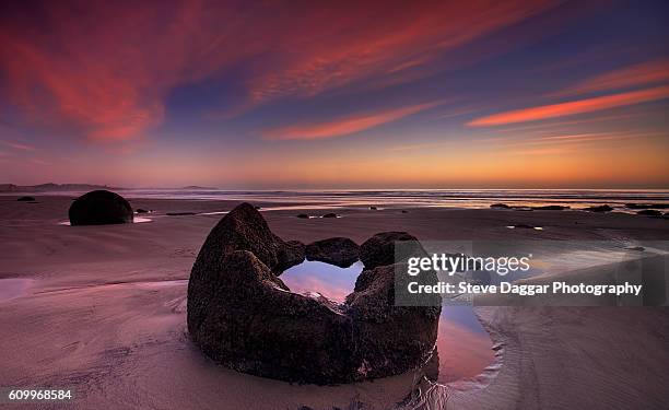 moeraki boulders - moeraki boulders stock pictures, royalty-free photos & images