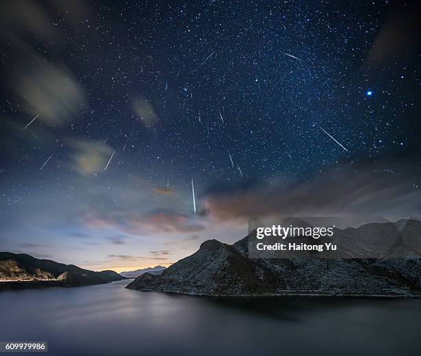 geminids meteor shower - meteor stock-fotos und bilder