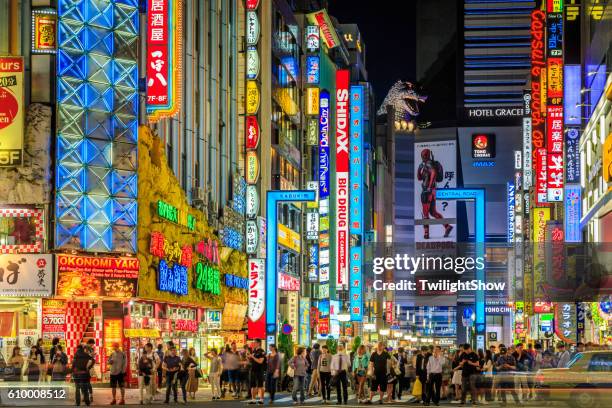 ストリートの夜 - 商業地域 ストックフォトと画像