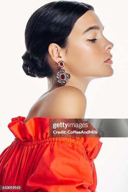beautiful woman wearing clothes and jewelry haute couture - rode jurk stockfoto's en -beelden
