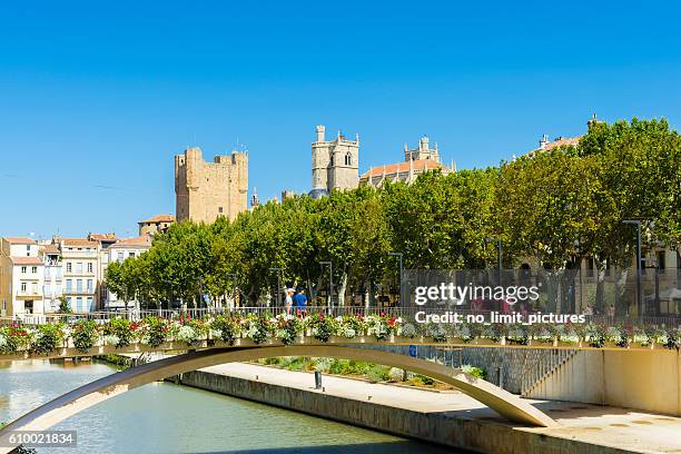 narbonne dom und rathaus im hintergrund - narbonne stock-fotos und bilder