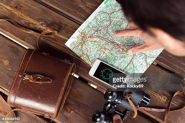 randonneur regardant sa carte - land feature stock photos et images de collection