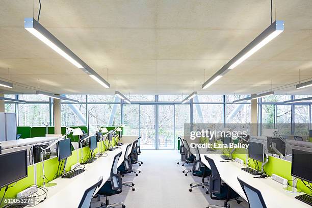 modern open plan office with hot desks. - empty office fotografías e imágenes de stock