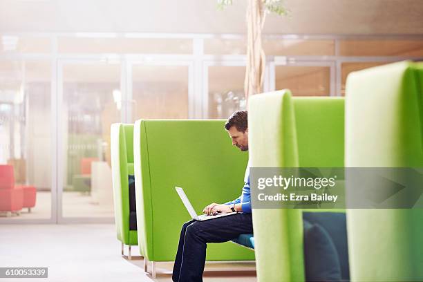 businessman working on his laptop in modern office - modernes büro stock-fotos und bilder