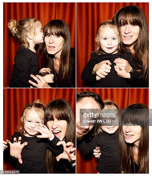 young family pulling faces in photo booth - portrait grimace photos et images de collection