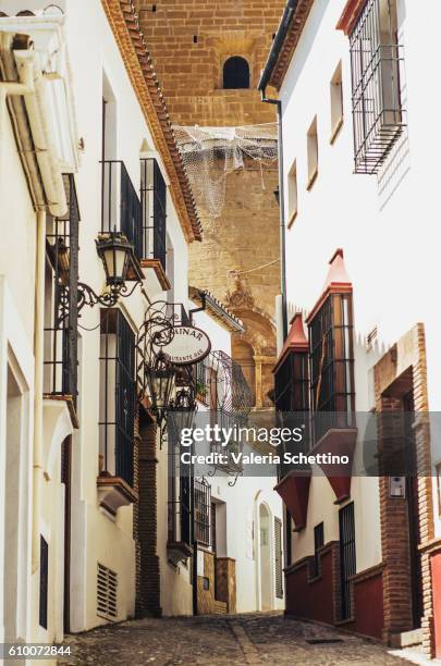 narrow street, ronda, andalucia, spain - cultura spagnola stock-fotos und bilder