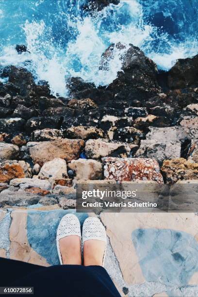 a pair of  feet on the street  await the wave - blu chiaro stockfoto's en -beelden