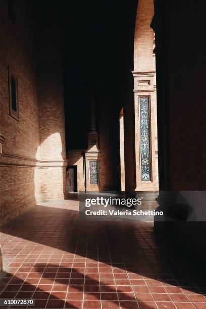 detail of plaza de espana with shadows, sevilla - luogo d'interesse nazionale stock-fotos und bilder